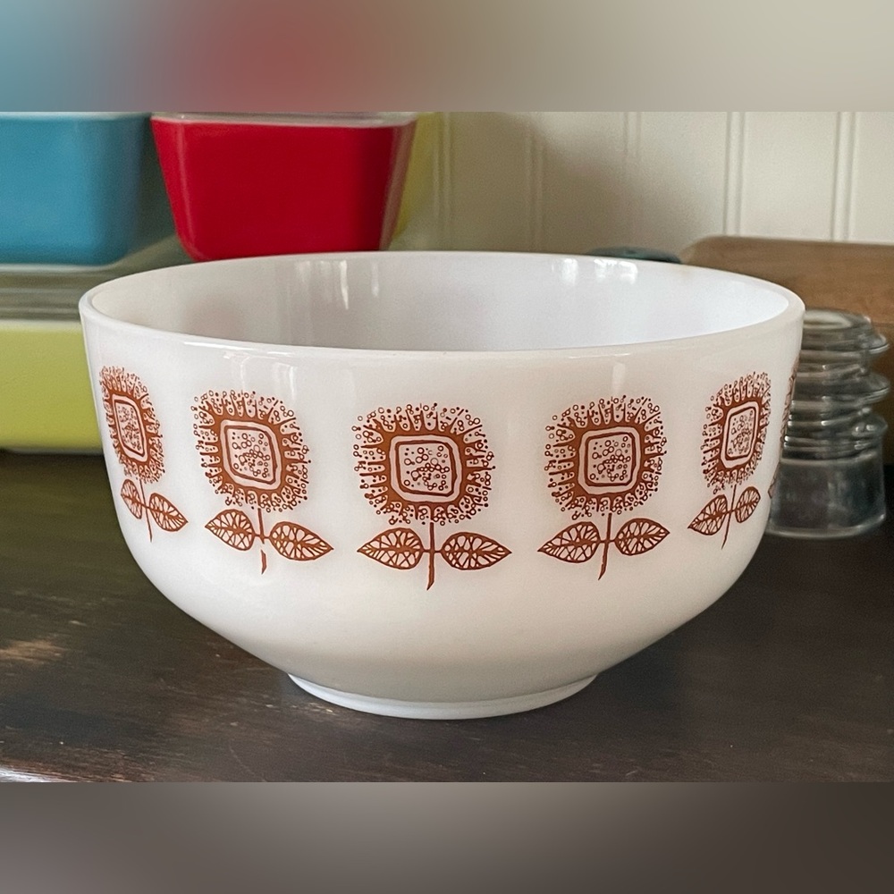 SOLD Vintage Federal Glass Golden Sunflower Print Milk Glass Bowl💛 - Picture 7 of 7